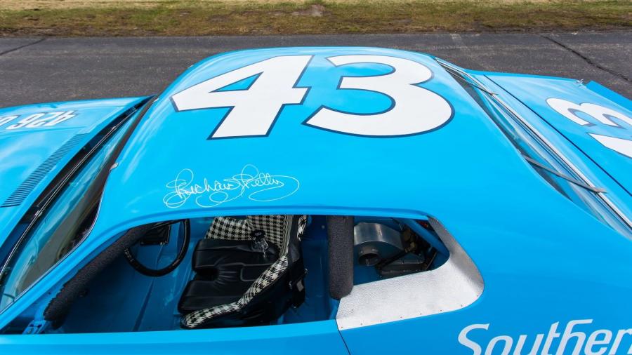 Детали экстерьера Plymouth Road Runner Richard Petty NASCAR 1971 года  (фото 13 из 20)